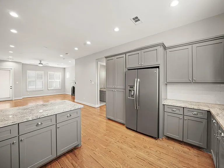 2547 Calumet St — Photo 12
