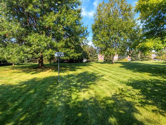 2nd image of 102 NW Country Club Dr