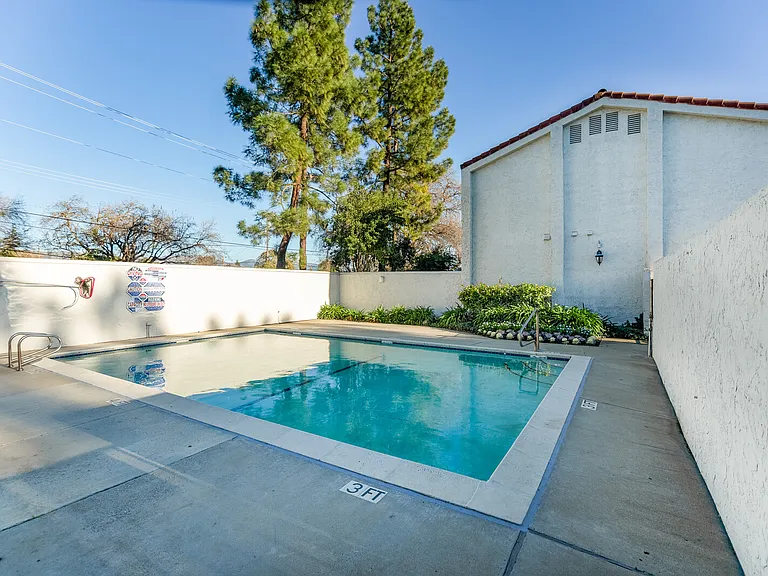 220 Berry Ct - Pool