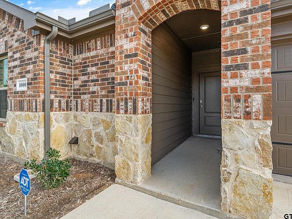 4th image of 1006 Hidden Valley Dr