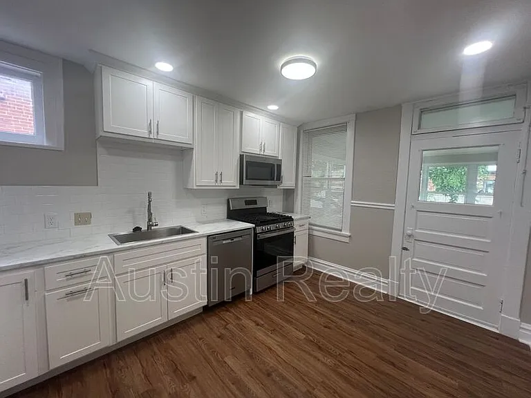 1018 Commodore Dr #A — Photo 3