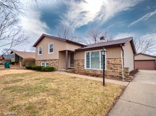 257 W 57th St, Westmont, IL 60559
