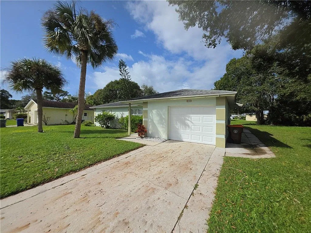 2 bed, 1.0 bath, 1075 sqft, $2,400 — Photo 2