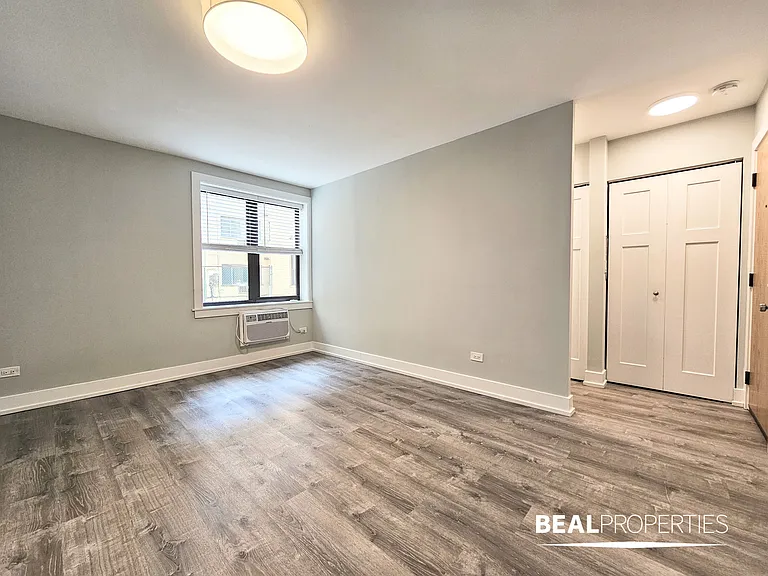 445 W Barry — Photo 95