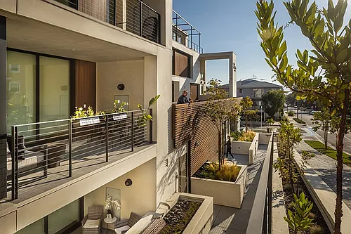 Reeves Place LA Photo 1