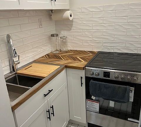 2nd image of 208 Carlton St