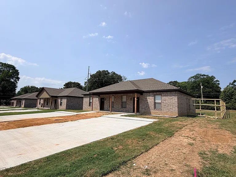 1700 Oakwood Dr #1700 — Photo 1