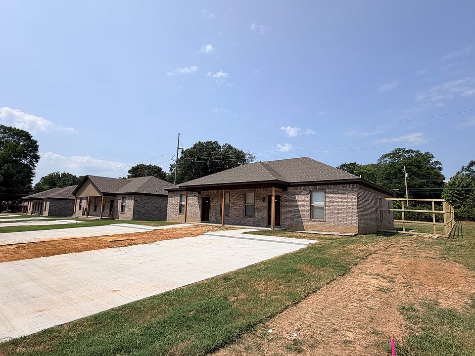 1st image of 1700 Oakwood Dr #1700