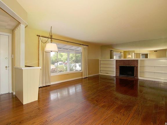 3rd image of 4711 Loch Lomond Dr