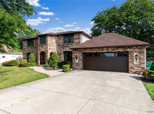 8090 Roseville Ln, East Amherst, NY 14051