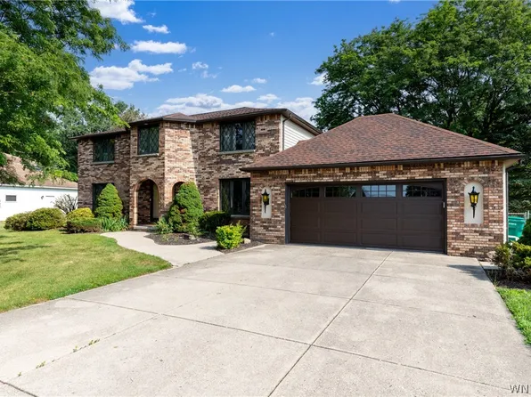 8090 Roseville Ln, East Amherst, NY 14051
