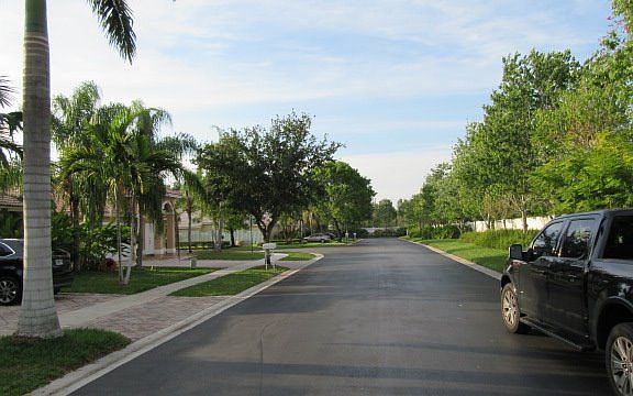Exterior Neighborhood (street photo)
