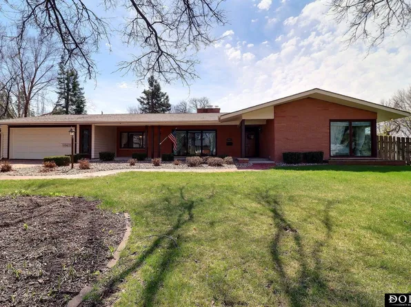 1943 Parkview Dr, Fremont, NE 68025