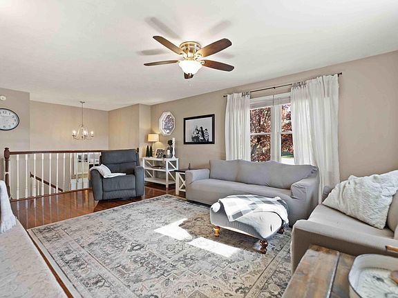 5th image of 142 Cartier Dr