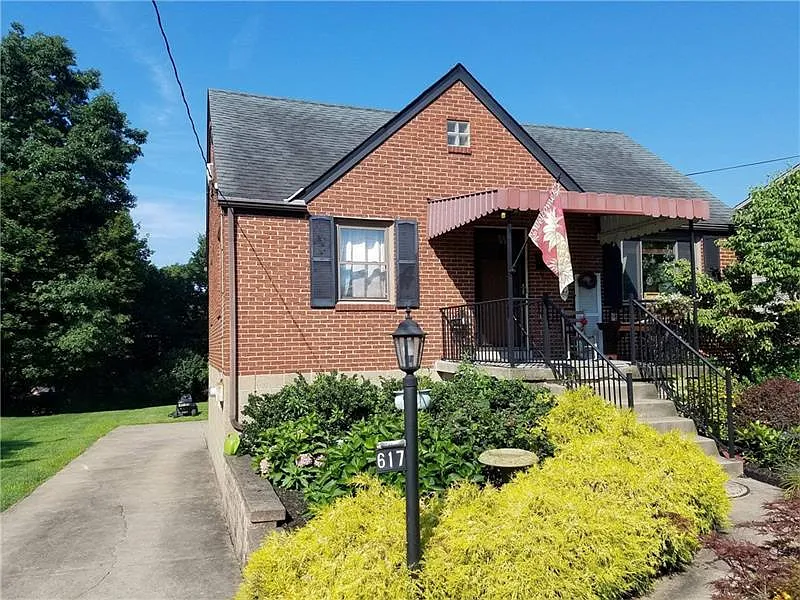 617 Center Ave photo 1