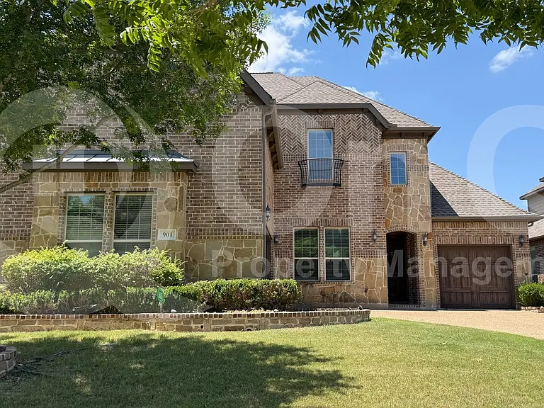 901 Colby Dr — Photo 2