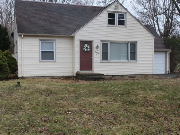 2 Trelign Dr, North Syracuse, NY 13212