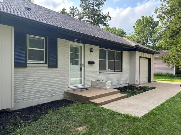 8724 Grandview St, Overland Park, KS 66212