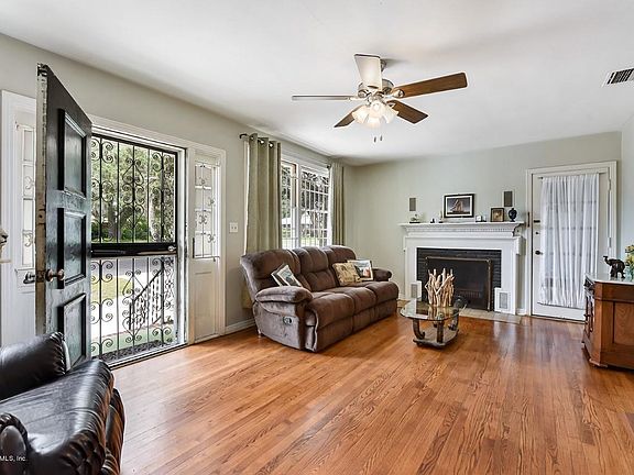 5th image of 223 W 67th St