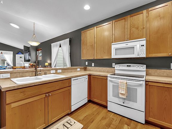 5th image of 5921 NE 49th St