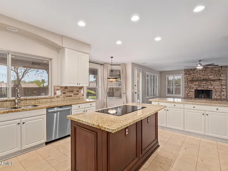 1211 E Desert Flower Ln — Photo 14