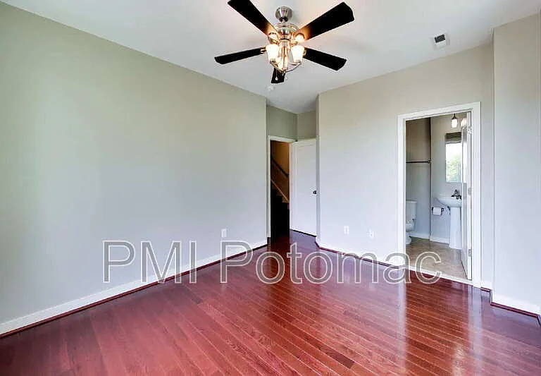 5600 45th Ave — Photo 27