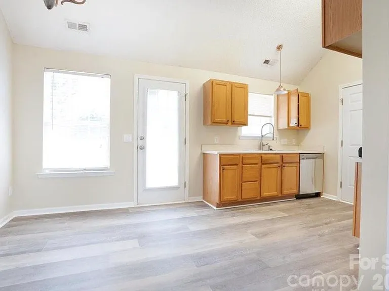 122 Addison Pl — Photo 3