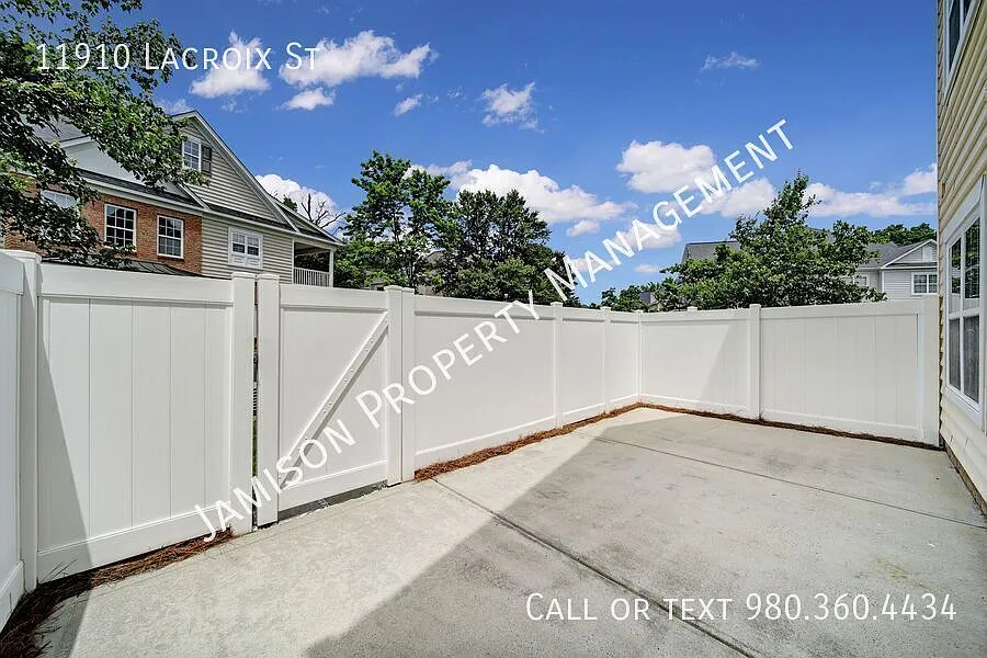 Lovely 3 bed 2.5 bath with loft Condo in Ballantyne area! — Photo 3