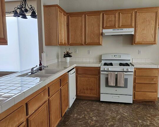 3rd image of 2292 Versailles St