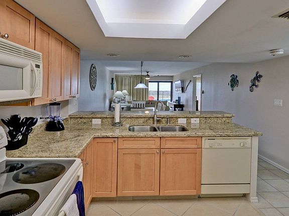 4th image of 2800 Gulf Blvd Unit 105