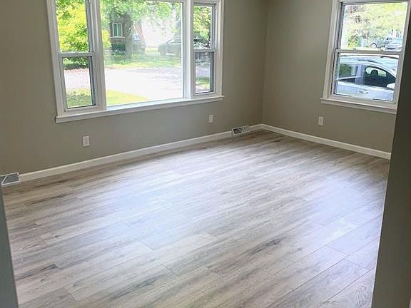 3rd image of 1044 Larchwood Dr