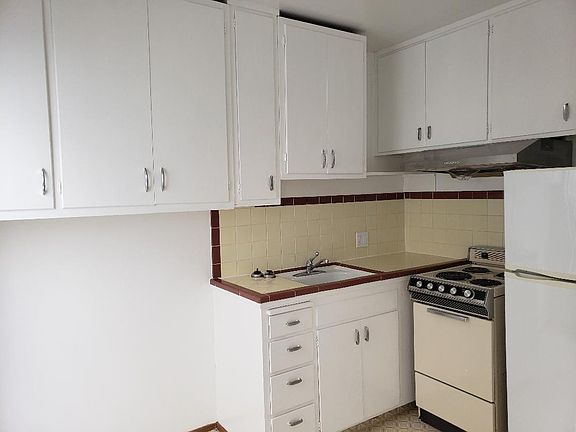 3rd image of 1023 Irving St #1