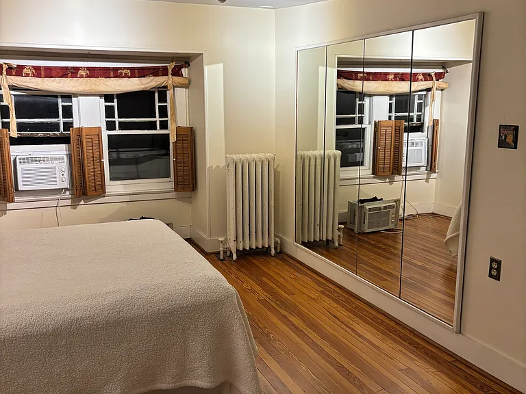 Top floor large Bedroom with full bed