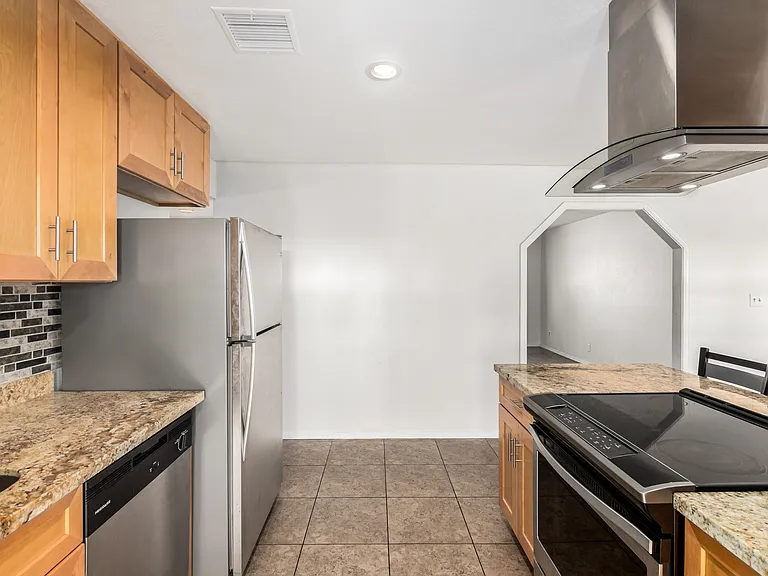 1037 E Campus Dr — Photo 8