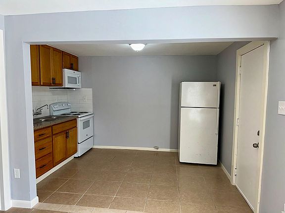 3rd image of 1624 Bonnie Brae St #B
