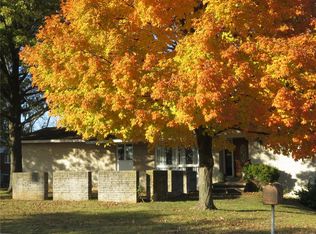 25 Vaughn Dr, Wood River, IL 62095