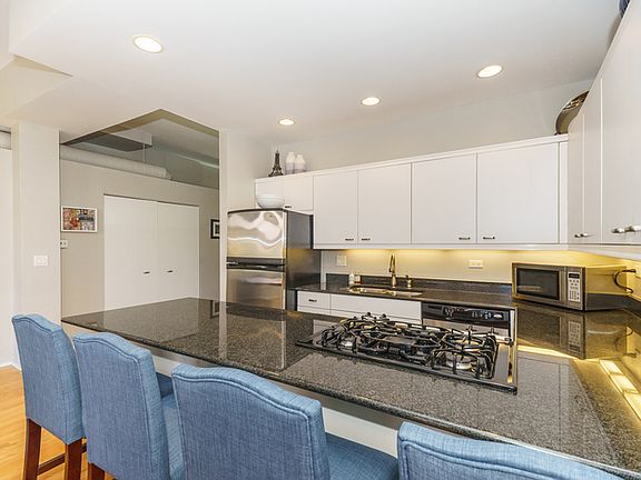 4th image of 1760 W Wrightwood Ave APT 203