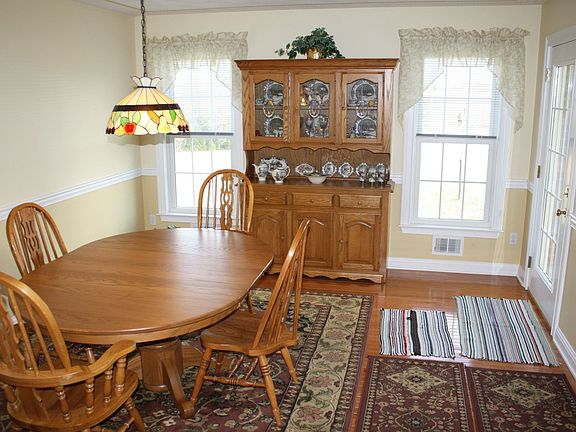 3rd image of 725 Bear Creek Way