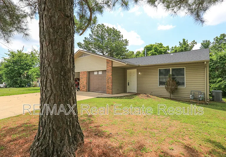 205 White Oak Dr NE #C — Photo 3