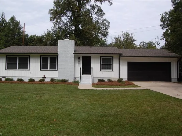 2212 Oak Hill Dr, Greensboro, NC 27408