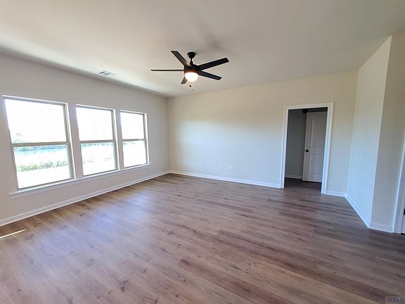3rd image of 146 Pond Dr
