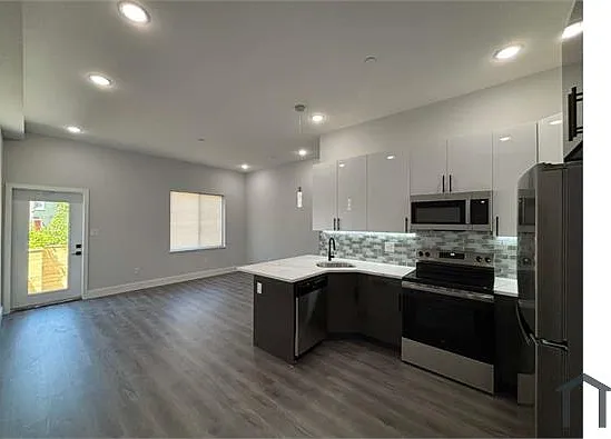 3 bed, 900 sqft, $1,990 — Photo 3