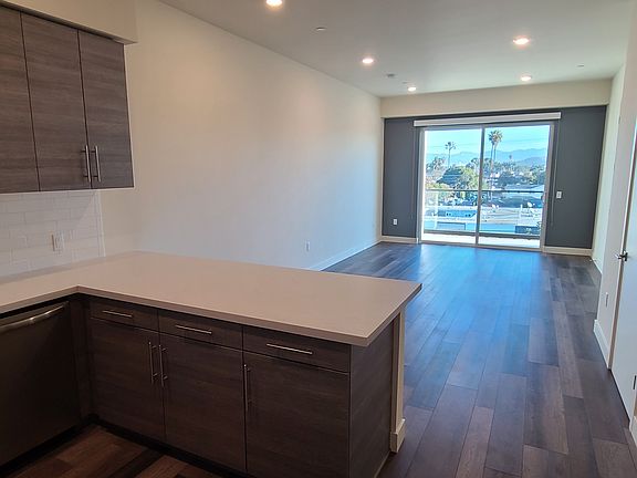 4th image of 4965 S Centinela Ave #420