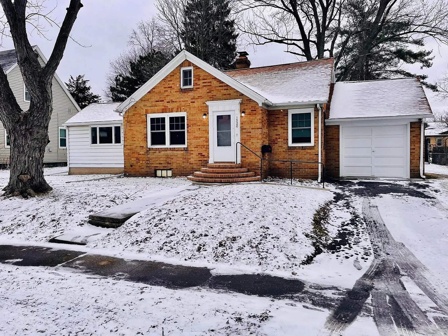 1520 Waverly Dr photo 1