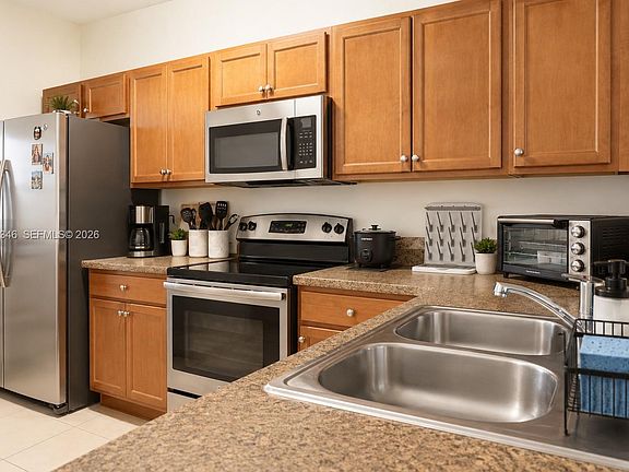 5th image of 132 SE 28th Pl Unit 4