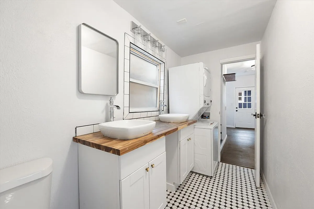125R Ruxton Ave — Photo 2