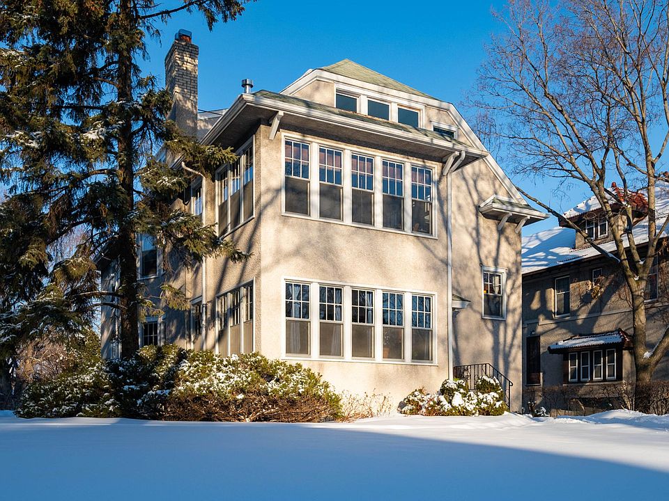 Historic Marcy Holmes, Second floor, 3-bedroom/ 1 bath unit, in a 3-story triplex with a unit on each floor. Southwest exposure 