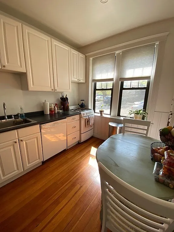 2 bed, 1.0 bath, 644 sqft, $2,650 — Photo 2