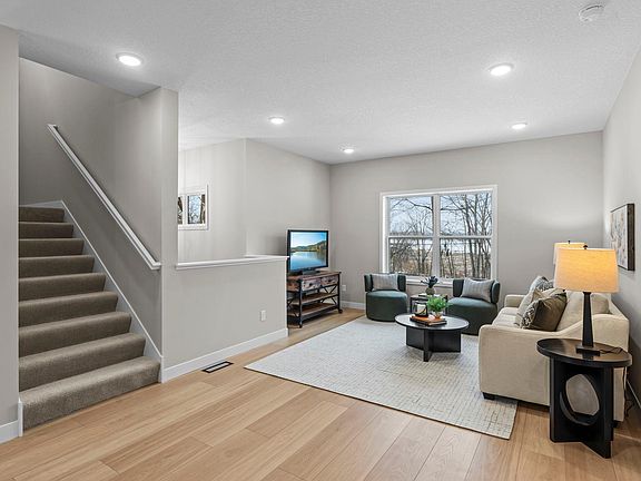 5th image of 2817 Victoria St N