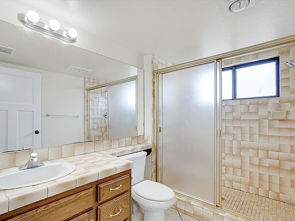 5th image of 940 W 20th St